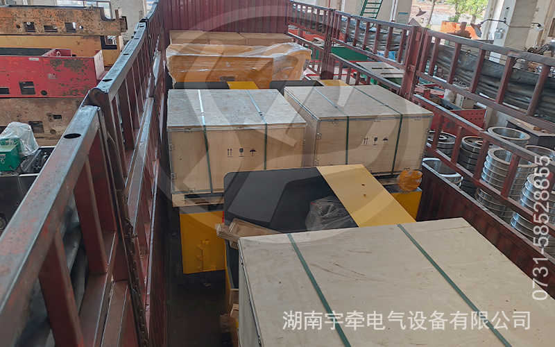 一批定制型2.5噸蓄電池電機(jī)車(chē)發(fā)貨3.jpg